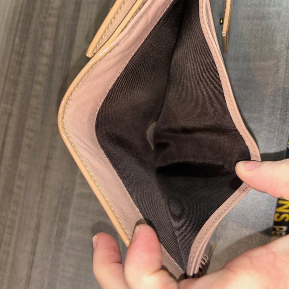 Nib Gucci Microguccissima Pattern Patent Wallet - Picture 7 of 9